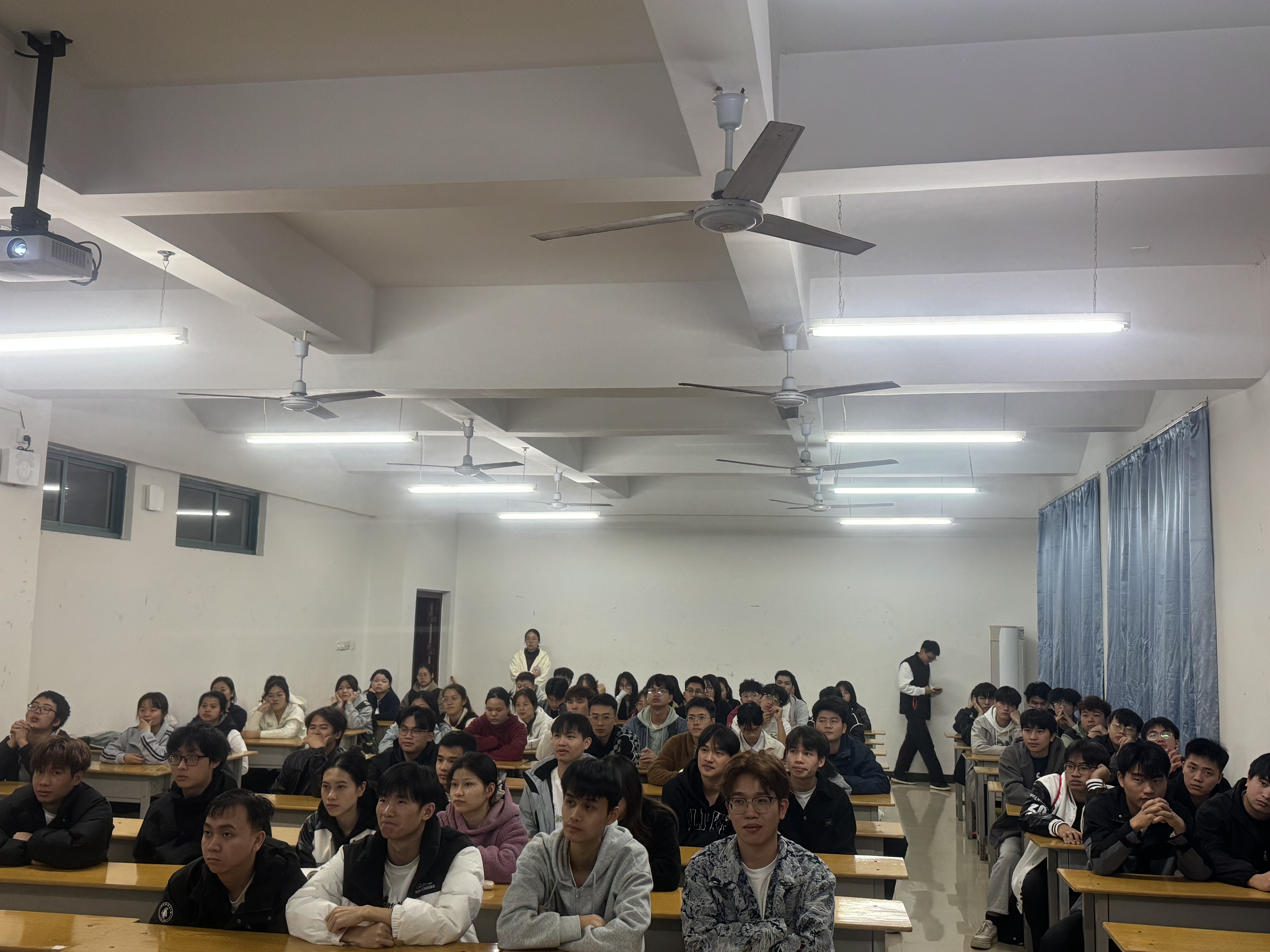 同学们都被贺医生的坚守故事吸引